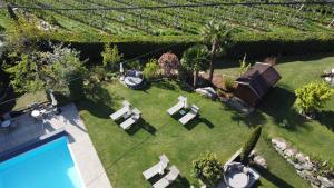 eine Luftansicht auf einen Garten mit einem Pool in der Unterkunft Hotel Garni Herz in Dorf Tirol