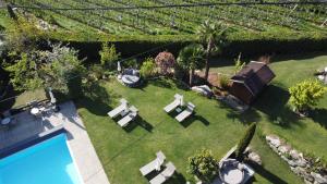 - une vue aérienne sur une cour avec une piscine dans l'établissement Hotel Garni Herz, à Tirolo