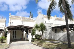 貝爾馬爾的住宿－Nirachel Ltd，一座棕榈树掩映的白色房子