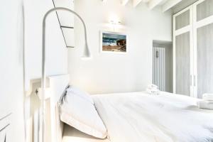 um quarto de hospital branco com uma cama de hospital em Lovely apartment on the Navigli river by Easylife em Milão
