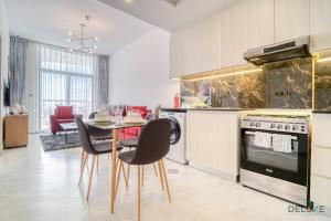 Kuchyň nebo kuchyňský kout v ubytování Splendid 1BR at Binghatti Avenue Al Jaddaf by Deluxe Holiday Homes