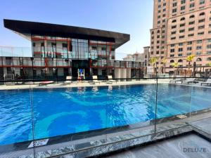 Bazén v ubytování Splendid 1BR at Binghatti Avenue Al Jaddaf by Deluxe Holiday Homes nebo v jeho okolí