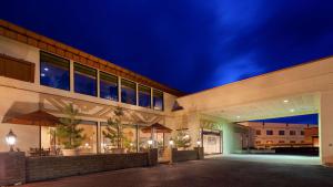 an exterior view of a building at night at Squire Resort at the Grand Canyon, BW Signature Collection in Tusayan