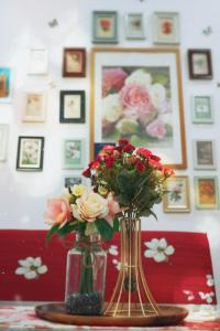 zwei Vasen mit Blumen auf dem Tisch in der Unterkunft The Floral Home in Malakka