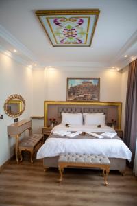 Schlafzimmer mit einem Kingsize-Bett und einer Buntglasdecke in der Unterkunft Blue Zerzevan Konak Hotel in Istanbul