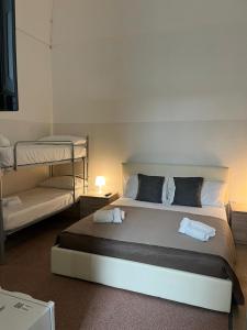 1 dormitorio con 1 cama grande y 2 literas en Le Tre Rose di Roberta, en Alezio