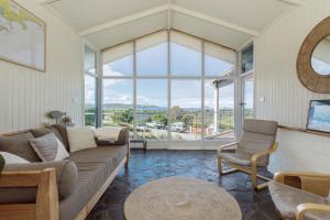 sala de estar con sofá y ventana grande en Ocean Vista by the BnB Collection en Albany