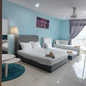 1 dormitorio con 2 camas, mesa y sofá en KSL City Mall D'esplanade By Summer, en Johor Bahru