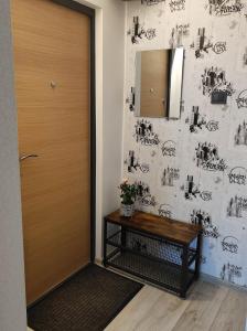 einen Flur mit einer Tür und einem Spiegel an der Wand in der Unterkunft TROFFI T14- SELF CHECK-IN apartment for your comfort in Mažeikiai