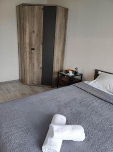 ein Schlafzimmer mit einem Bett mit zwei Handtüchern darauf in der Unterkunft TROFFI T14- SELF CHECK-IN apartment for your comfort in Mažeikiai