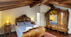 um quarto com uma cama de madeira grande e um espelho grande em Gorgeous large apartment in mountains em Ballabio