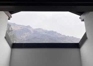 uma janela com vista para uma montanha em Gorgeous large apartment in mountains em Ballabio