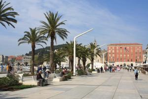 Hostia v ubytovaní Famous Promenade Riva Apartment
