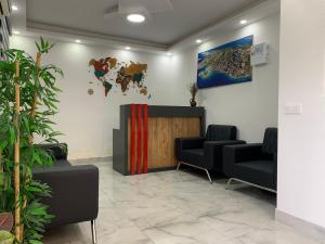 a waiting room with a world map on the wall at BİLGİNER APART in Demre