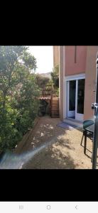 - une vue sur le patio d'une maison avec un tuyau d'eau dans l'établissement appartement 6p rez-de-jardin clim accés mer direct, au Barcarès
