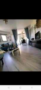 - un salon avec un canapé et une table dans l'établissement appartement 6p rez-de-jardin clim accés mer direct, au Barcarès