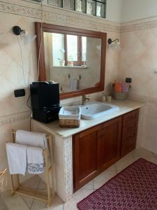 bagno con lavandino e specchio di B&B Federica a Cagliari