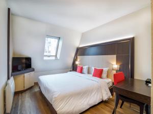 Rúm í herbergi á Hôtel de Bonlieu