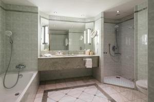 O baie la JW Marriott Bucharest Grand Hotel