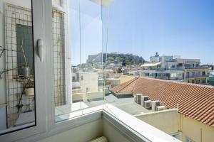 アテネにある3 bdr Apt Incredible Acropolis Viewの市街の景色を望むバルコニー