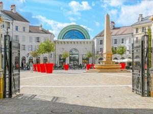 una plaza de la ciudad con una fuente frente a un edificio en *Disneyland-Paris* 5pers Wifi, Parking, Netflix, en Montévrain