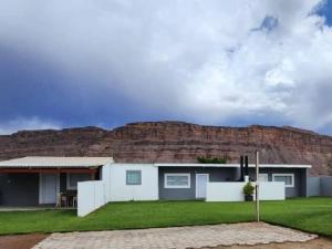 Noordoewer Self Catering Chalets في Noordoewer: منزل امام جبل