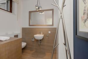 y baño con lavabo y espejo. en Three-Bedroom Family House with Garden Warsaw Nowa Wieś by Renters, en Warszawa