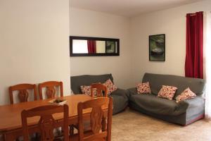 a living room with a couch and a table at Delfines II Solo Familias Serviplaya in Playa de Xeraco