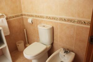 A bathroom at Delfines II Solo Familias Serviplaya