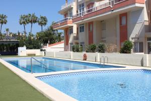 The swimming pool at or close to Delfines II Solo Familias Serviplaya