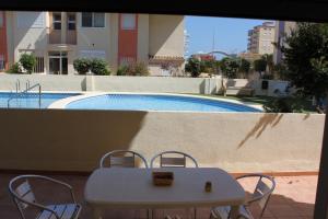 The swimming pool at or close to Delfines II Solo Familias Serviplaya