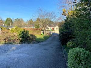 eine kurvenreiche Straße in einem Wohnviertel mit Häusern in der Unterkunft Chalet on the Green - Self Contained with parking. in Inshes