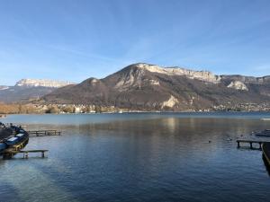 vistas a un lago con montañas en el fondo en Hôtel de Bonlieu en Annecy