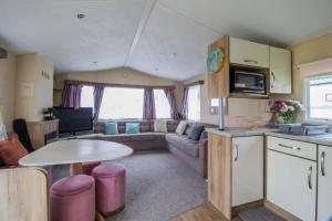 Kuchyňa alebo kuchynka v ubytovaní Lovely 8 Berth Caravan For Hire At Broadland Sands In Suffolk Ref 20380bs