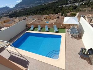 una piscina en la azotea de una casa en Villa Noemi, con piscina privada en Calpe