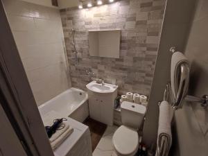 A bathroom at TROFFI Z58 - SELF CHECK-IN apartment for your comfort