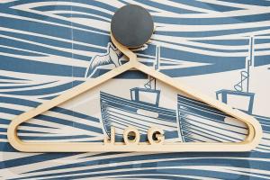 ウィックにあるPortgordon - 1 Bed Luxury Studio Apartmentの木製スプーンと靴の壁掛け