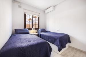 A bed or beds in a room at ALTOS DEL SOL by United Renters Még 13 kép