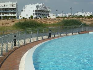 ein großer Pool neben einem Gebäude in der Unterkunft Apartment La Isla Terrazas de la Torre in Roldán