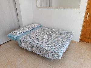 ein kleines Bett in einer Ecke eines Zimmers in der Unterkunft Villa Noemi, con piscina privada in Calpe