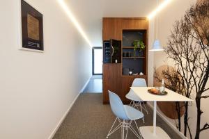 a room with a table and two chairs and a table at TIN INN l Erkelenz einfach gut - Das Hotel aus hochwertig ausgebauten Überseecontainern in Erkelenz