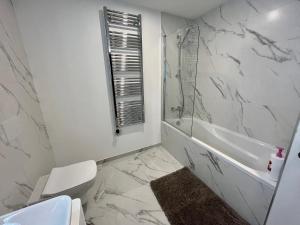 直布羅陀的住宿－Modern Apartment with Spa and Pool，浴室配有卫生间、浴缸和水槽。