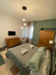 sypialnia z łóżkiem i dwoma ręcznikami na nim w obiekcie Delle Rose Rooms w Weronie