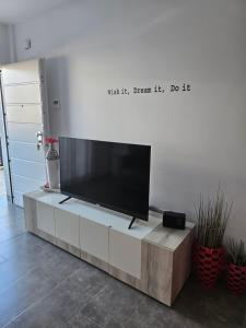 une télévision à écran plat installée au-dessus d'une table. dans l'établissement Pueblo 3- nr 97 San Pedro Del Pinatar, à San Pedro del Pinatar