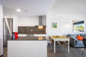 Kuchyňa alebo kuchynka v ubytovaní AT307 Planta baja con piscina a pocos metros de la playa Cañadel
