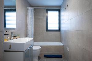 Kúpeľňa v ubytovaní AT307 Planta baja con piscina a pocos metros de la playa Cañadel
