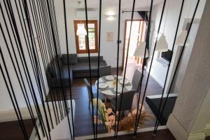 een woonkamer met een glazen wand bij [Putzu Idu]1°FL. Modern apartment near the sea in Putzu Idu