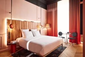 Łóżko lub łóżka w pokoju w obiekcie Mama Shelter Rennes