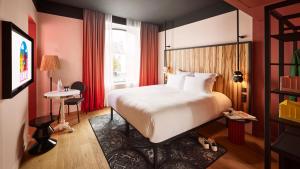 Łóżko lub łóżka w pokoju w obiekcie Mama Shelter Rennes