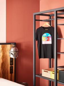 Łóżko lub łóżka w pokoju w obiekcie Mama Shelter Rennes